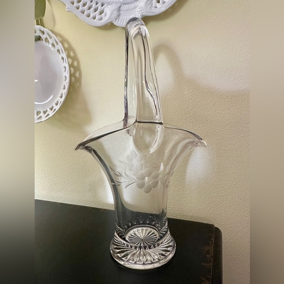 HEISEY GLASS BASKET VASE. CLEAR GLASS WITH ETCHED FLOWER & STEMS. - Picture 1 of 9